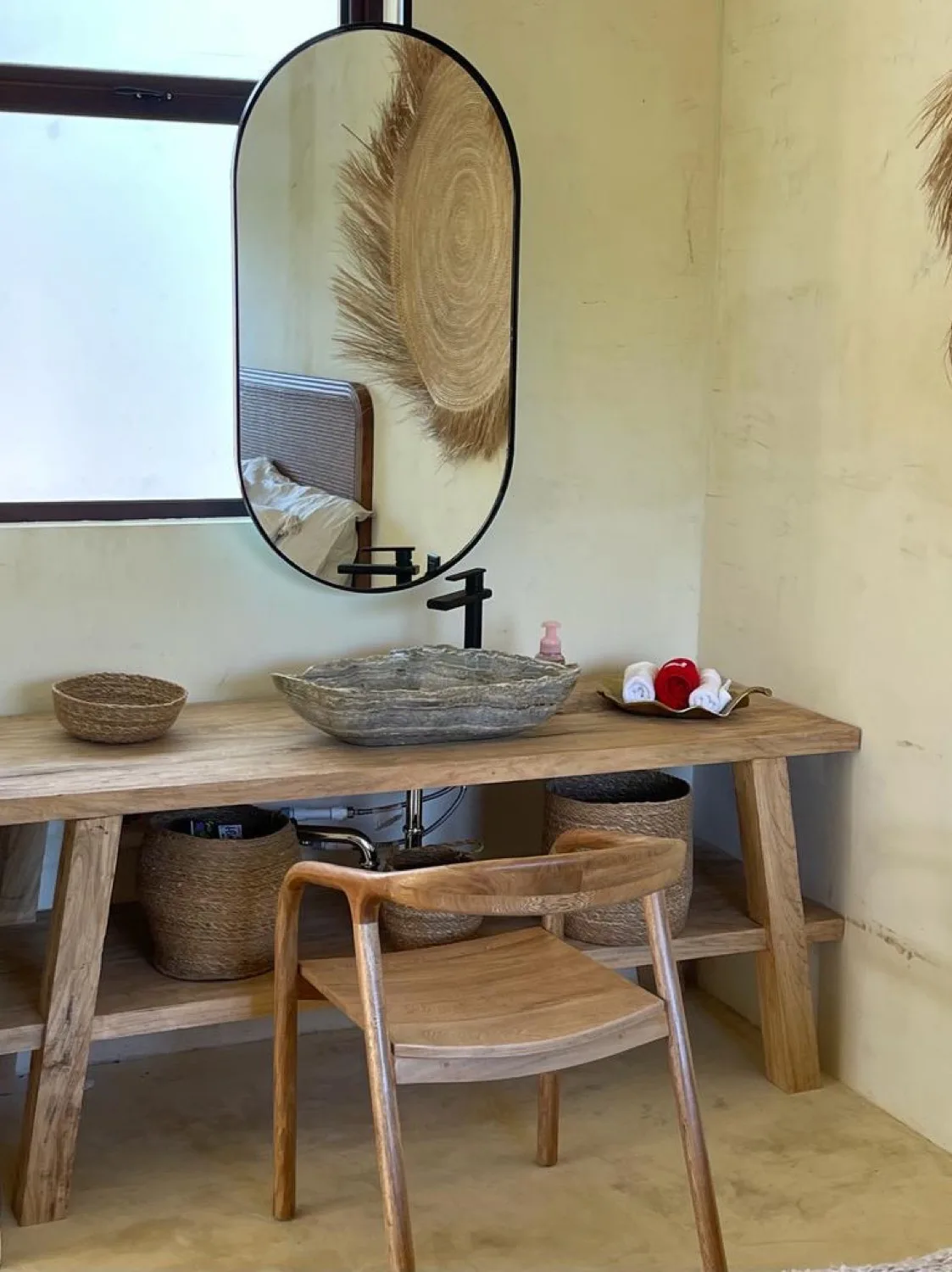 Lavabo de piedra sobre mueble de madera