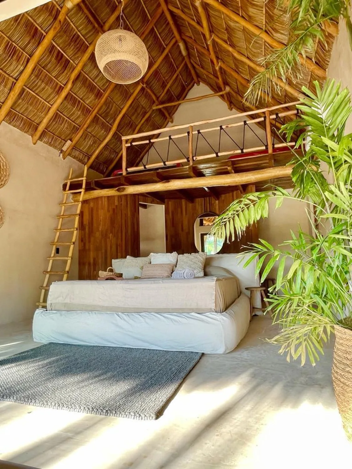 Recámara con tapanco de madera y techo de palapa