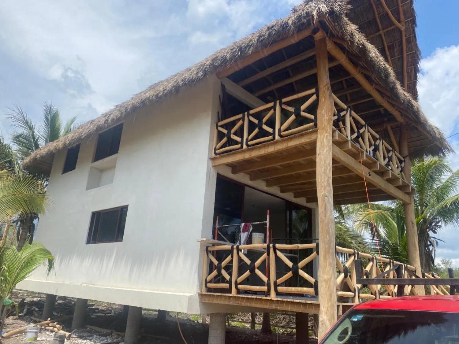 Casa de playa con techo de palapa construida por URBEM en La Manzanilla